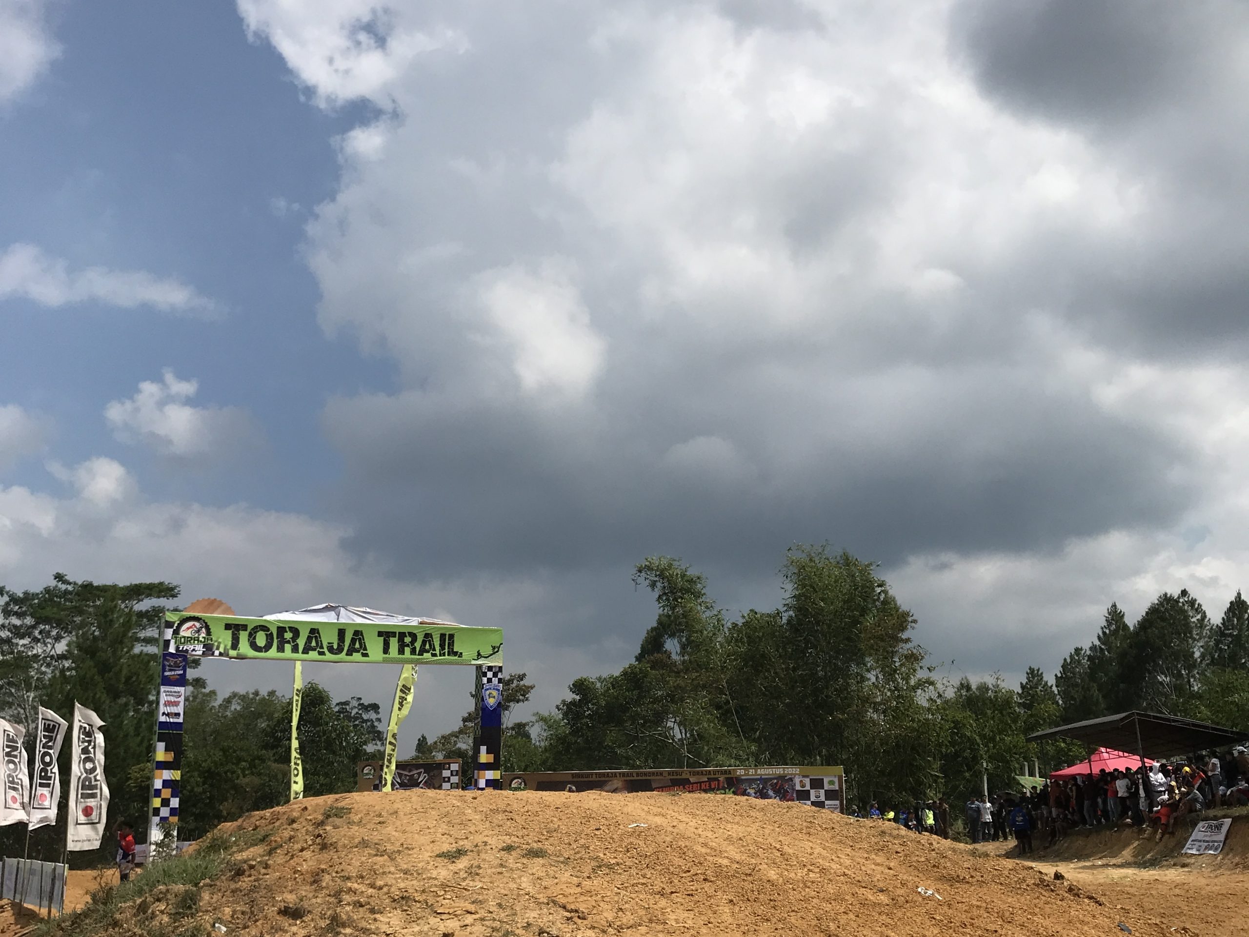 Alami Single Crash Saat Sesi Latihan, Satu Pembalap Meninggal Dunia di Event Toraja Utara Grasstrack & Motorcross Alami Single Crash Saat Sesi Latihan, Satu Pembalap Meninggal Dunia di Event Toraja Utara Grasstrack & Motorcross